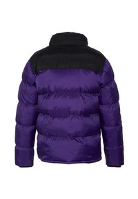 Fioletowa kurtka puchowa z czarnym górnym panelem, pikowanym wzorem, wysokim kołnierzem i elastycznymi ściągaczami przy mankietach. Gładka tekstura i ocieplenie zapewniające ciepło.