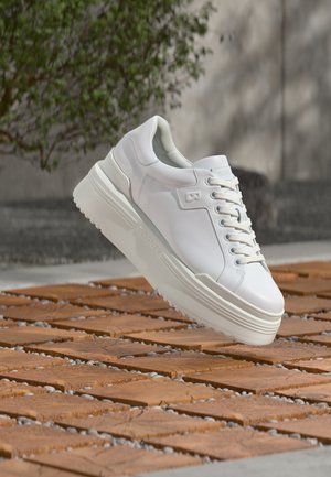 NEW YORK - Αθλητικά παπούτσια - white