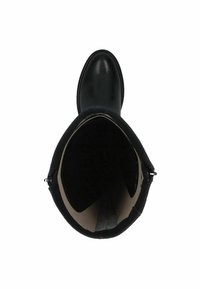 Botín negro con exterior de cuero suave y forro blando. Presenta una punta redondeada y un corte bajo en el tobillo con cremalleras laterales para facilitar su uso.