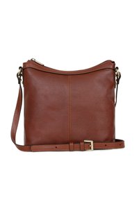 Borsa a tracolla in pelle marrone con finitura testurizzata, chiusura superiore con zip e tracolla regolabile, caratterizzata da una cucitura centrale e accenti hardware minimali.