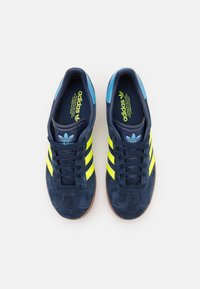 adidas Originals GAZELLE KIDS - Sporta apavi - night indigo/solar yellow/light blue