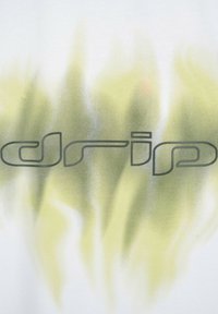 Żółte i zielone kształty przypominające płomienie za stylizowanym tekstem pisanym małymi literami "drip" na białym tle.