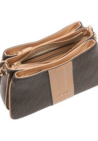 Brun mønstret taske med beige accenter, to rum med lynlås og et panel i kunstlæder med metal logo-detalje. Glat tekstur og struktureret form.