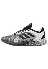Buty biegowe Adidas z czarną i szaro-skalową górną częścią, białymi akcentami, teksturowaną podeszwą oraz trzema czarnymi paskami po boku.
