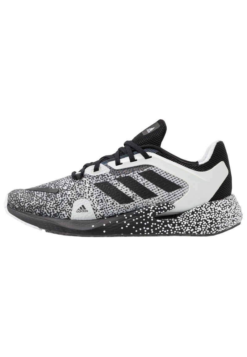 Buty biegowe Adidas z czarną i szaro-skalową górną częścią, białymi akcentami, teksturowaną podeszwą oraz trzema czarnymi paskami po boku.