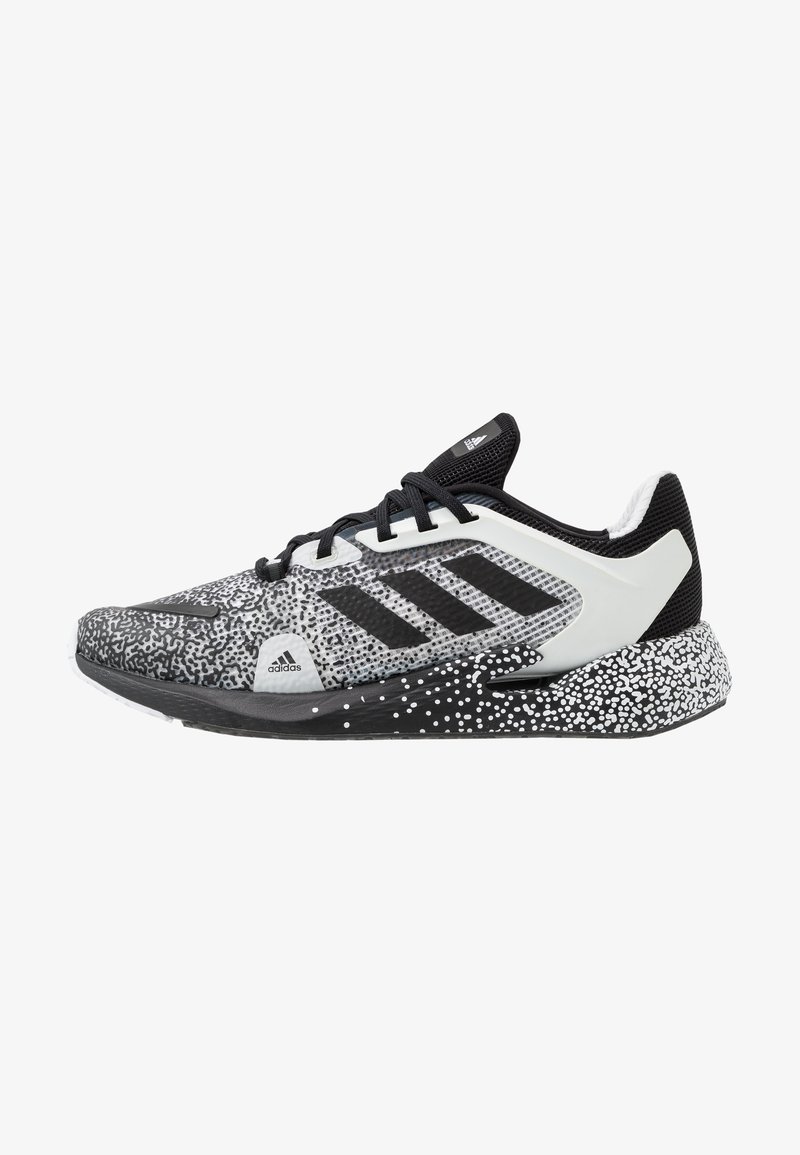 Buty biegowe Adidas z czarną i szaro-skalową górną częścią, białymi akcentami, teksturowaną podeszwą oraz trzema czarnymi paskami po boku.