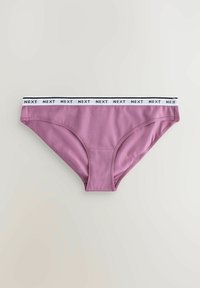 Lila alsónemű, puha textúrával, fekete és fehér "NEXT" márkázott derékpánttal. Klasszikus bikini szabás, minimális takarással.