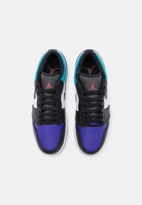  černé a fialové sportovní tenisky s vrchní částí z kůže a syntetického materiálu, obsahující perforované detaily, černé tkaničky a tyrkysové akcenty.