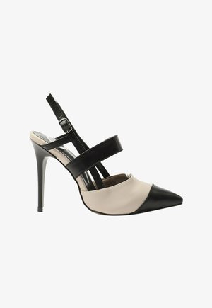 Zapato de tacón alto para mujer en negro y beige con puntera puntiaguda y dos tiras negras sobre el pie.