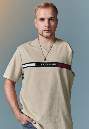 CHEST INSERT TEE - Print T-shirt - sandalwood
