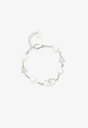 Pulsera de plata con perlas blancas, acentos en forma de estrella y cierre de broche. Diseño de cadena de eslabones con un medallón de logo.