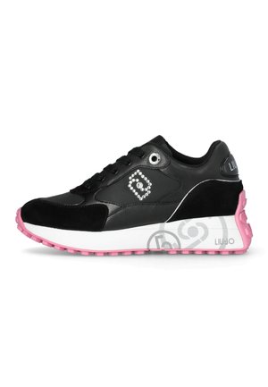 Czarny sneaker z różową podeszwą, białą środkową podeszwą z ozdobnymi logo, detal na boku z kryształkami i wiązaniem na sznurówki.