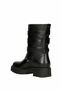 Černá kožená vysoká bota ke koleni s vodorovnými pásky, kulatou špičkou, robustní podrážkou a kovovými očky. Čistá, hladká textura s minimálním kovovým příslušenstvím.