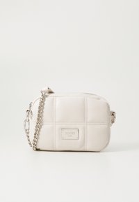 Borsa a tracolla sintetica trapuntata beige con catena argentata e placca con logo, dotata di chiusura con zip e superficie liscia.