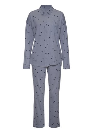 Grå pyjamasuppsättning med en knäppt långärmad topp med bröstficka och byxor, båda prydda med små svarta hjärtan.