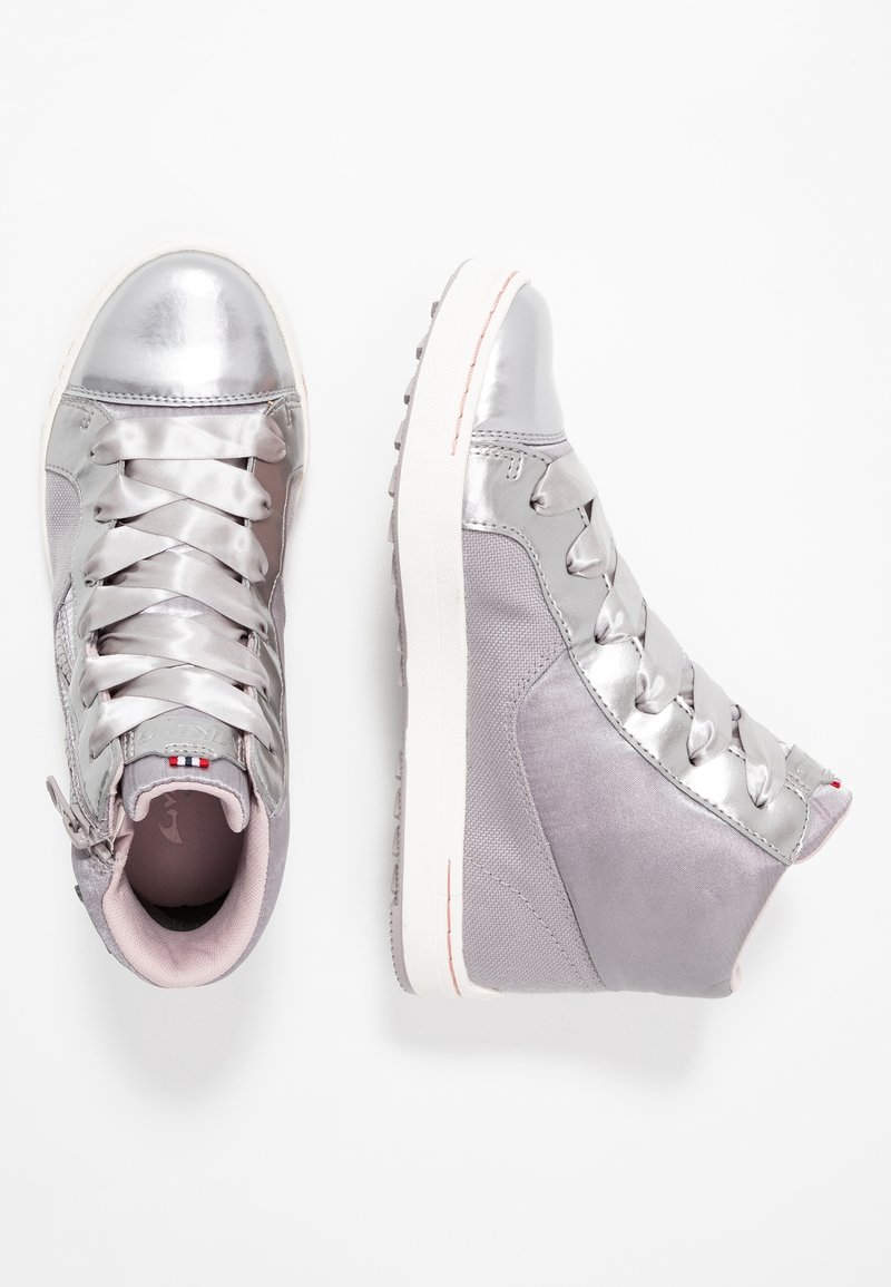 Baskets montantes argentées avec embouts métalliques brillants et lacets en ruban satin, vues de dessus et de côté sur fond blanc.