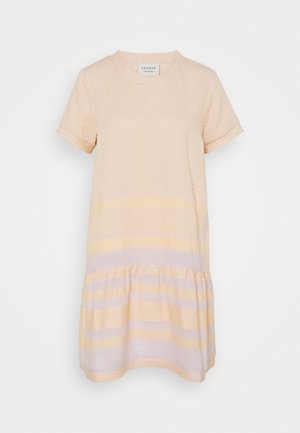 Korte beige jurk met subtiel gestructureerd patroon, korte mouwen, ronde hals en horizontale pastelgele en lavendelkleurige strepen nabij de zoom.