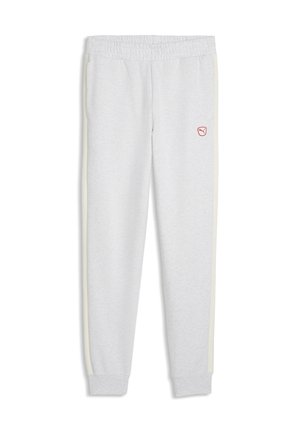 Lysegrå sweatpants med elastisk linning og manchetter, med cremefarvede sidelommer og en lille rød Puma-logo på venstre lår.