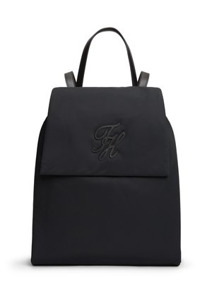 Sac à dos rectangulaire noir avec rabat supérieur, poignée en cuir, bretelles réglables et initiales entrelacées embossées sur le devant.