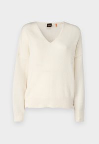 Sweter z dekoltem w serek, długim rękawem w kolorze kremowym, wykonany z miękkiej, teksturowanej tkaniny z prążkowanymi mankietami i dołem. Widoczna metka marki przy dekolcie.