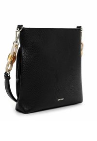 Czarna skórzana torba na ramię z teksturowaną powierzchnią, zamkiem błyskawicznym oraz łańcuszkowym paskiem z ogniwami mieszanymi, przezroczystymi i krytymi.