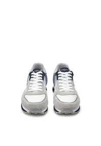 Sneaker atletiche in suede grigio con accenti bianchi e navy, dotate di un collare imbottito, lacci bianchi e una suola scottageggiata.