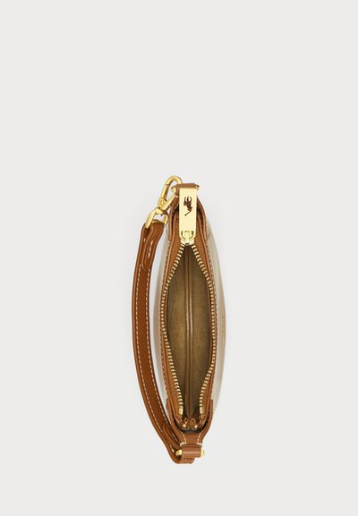 Clutch maro de piele cu o suprafață texturată, fermoar de aur și un brâu pentru încheiere. Interior căptușit cu un material ușor. Formă ovală compactă.