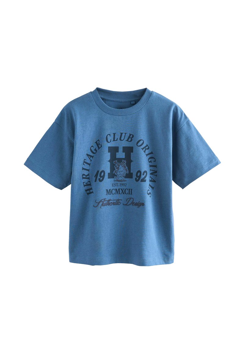 Modrá bavlněná tričko s krátkými rukávy, se grafickým potiskem v tmavě modré a černé barvě, včetně nápisu "HERITAGE CLUB ORIGINALS" a loga.