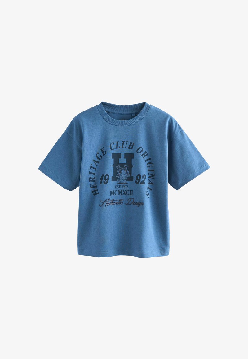 Zila kokvilnas T-kreklu ar apaļu kakla izgriezumu, īsām piedurknēm un priekšējo grafiku, kurā iekļauts teksts un centrālais emblems no 1992. gada.