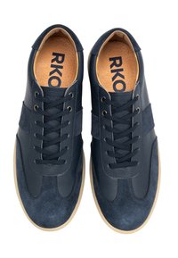Tengerészkék, hétköznapi sportcipők bőrből és velúrból, kerek orral, fűzős kialakítással és gumitalppal. Az insoles RKO márkázással rendelkezik.