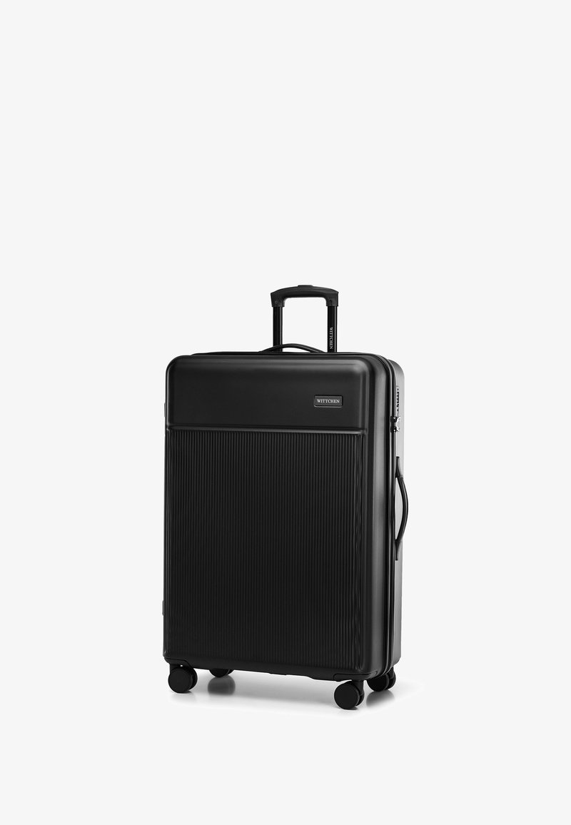Zwarte harde koffer met een ribbelige textuur, uitschuifbare handgreep, vier wielen en een subtiel merkimago.