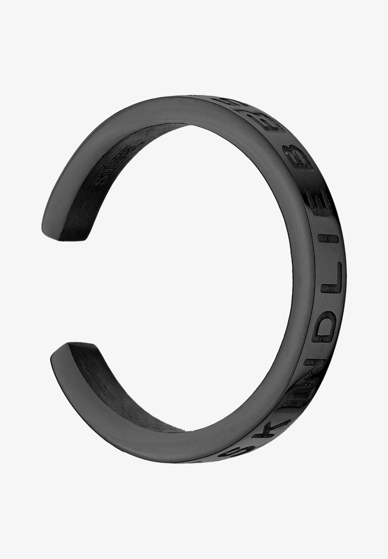 Bracelet manchette noir ouvert avec des lettres sombres gravées épelant "SKINDELBÆK" sur la surface extérieure.