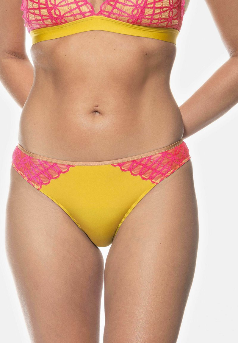 Gul bikiniunderdel med rosa spetsdetaljer längs fram, med vågig kant och slät textur, designad för en figurnära passform.