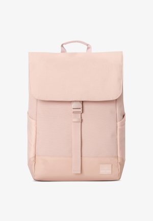 Világos rózsaszín hátizsák, tartós anyagból készülve, hajtott fedéllel, csatolt zárással, oldalsó zsebekkel és felső fogantyúval.