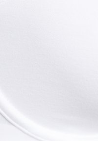 Nahaufnahme eines glatten, nahtlosen weißen Stoffs mit subtiler Textur und geschwungener Naht entlang der Kante.