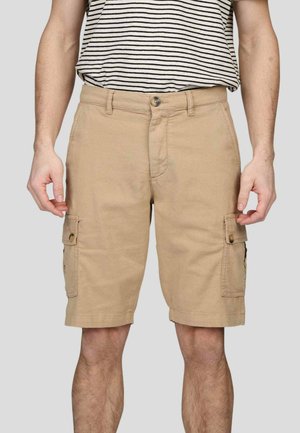 Shorts cargo beiges en coton avec deux poches latérales, fermeture à bouton et ourlet replié. Le tissu a une texture lisse.