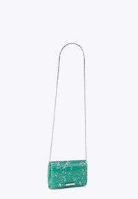 Borsa a tracolla verde con motivo a fantasia, superficie texturizzata, tracolla a catena argento e un accento logo metallico sulla parte anteriore.