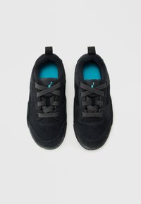 Para czarnych sneakersów na sznurówki z tealowymi wkładkami, widok z góry na neutralnym białym tle.