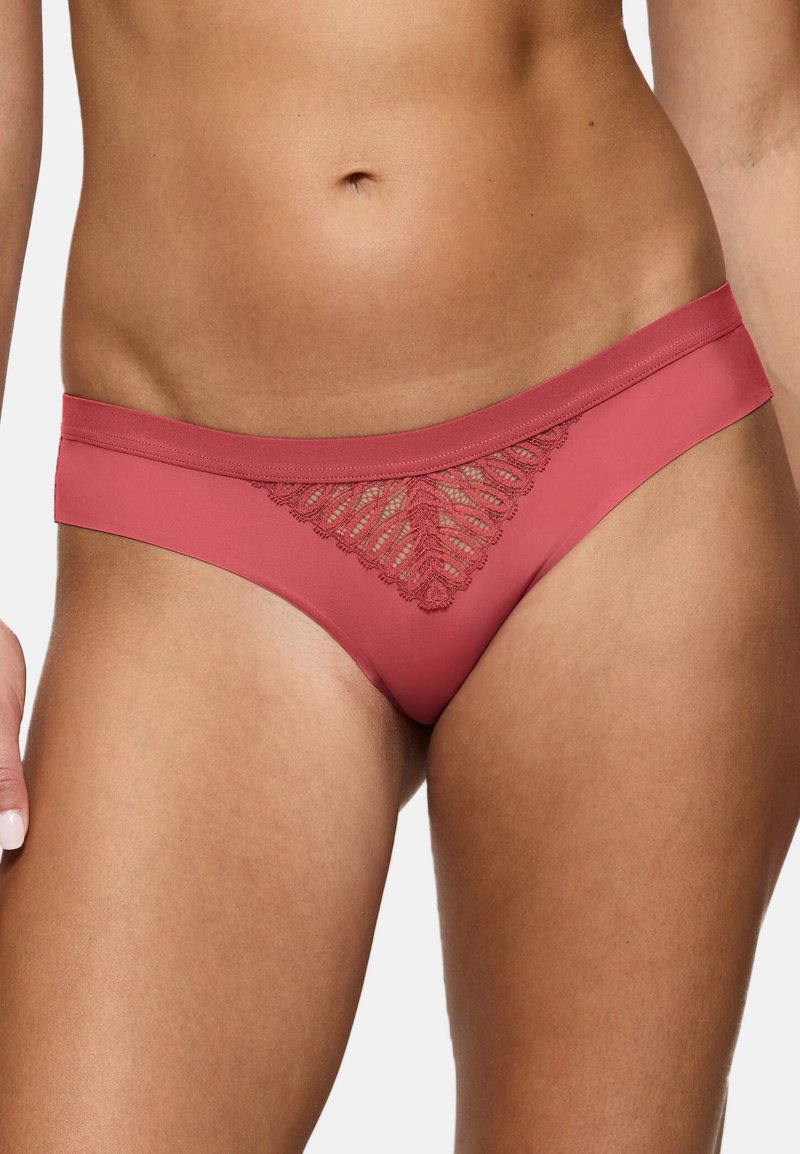 Roze slip met kantafwerking, gemaakt van gladde stof, met een decoratief kantpatroon aan de voorkant en een minimalistisch ontwerp van de tailleband.