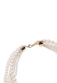 Wielowarstwowy biały naszyjnik z pereł z pozłacanymi zapięciami i regulowanym łańcuszkiem na białym tle.