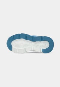La semelle de chaussure présente une semelle extérieure en caoutchouc bleu avec un motif de grip texturé, une semelle intermédiaire blanche et un design rainuré pour l'adhérence.