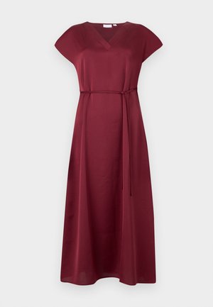Burgundy maxiklänning i lättviktsmaterial, med v-ringning, ärmar i kappa och ett matchande bälte i midjan. Slät, flödande textur.