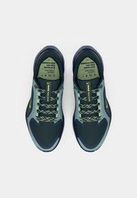 Ciemnozielone buty sportowe z teksturowaną siateczką, odblaskowymi akcentami i wzorzystymi sznurówkami. Posiadają amortyzowaną podeszwę oraz logo na języku.