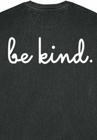 Črna majica s krožnim izrezom, na hrbtni strani z velikim belim besedilom ročno napisana fraza "bodite prijazni". Mehka bombažna tkanina.
