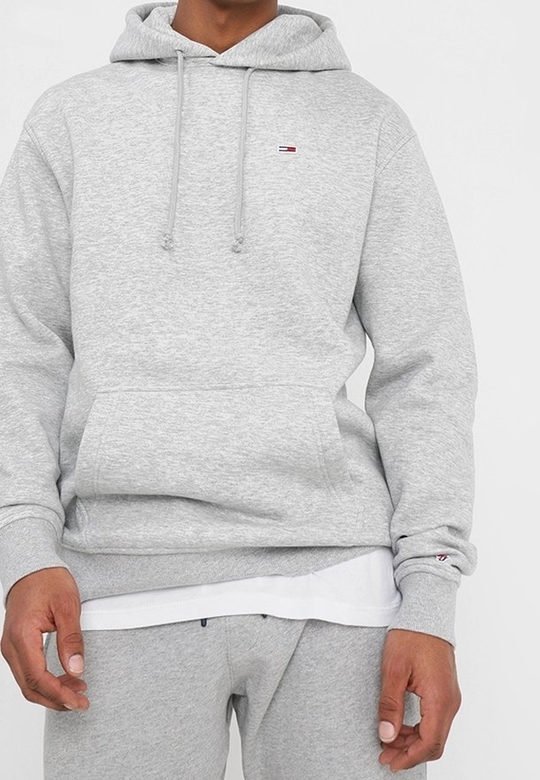 Felpa grigia in cotone con tasca a marsupio frontale, cordini regolabili e un piccolo logo sul petto sinistro. Polsini e orlo a costine.