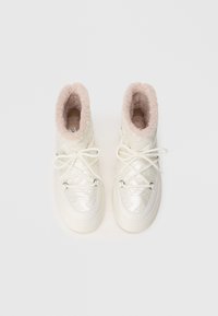 Botas de invierno blancas con forro de felpa rosa, patrón decorativo en relieve, cordones ajustables y punta redonda. Material textil suave.