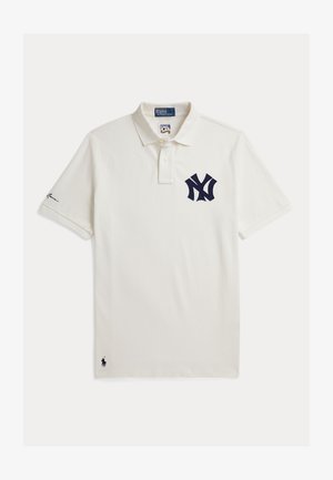 Tricou polo alb cu mânecă scurtă, cu logo New York Yankees bleumarin pe piept, logo Ralph Lauren aproape de tiv și guler cu două nasturi.