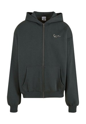 Mørkegrønn zip-up hettegenser laget av myk stoff, med en frontlomme og ribbestrikkede mansjetter. Inkluderer en subtil logo på brystområdet.