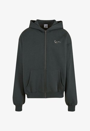 Tamsiai žalia užtraukiama džemperis, pagamintas iš minkštos medžiagos, su priekinėmis kišenėmis ir rausvomis rankogaliais. Ant krūtinės srities yra subtilus logotipas.