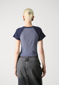 Hollister Co. CREW - Marškinėliai su spaudiniu - navy/grisaille